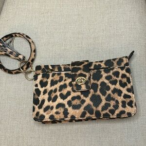 Leopard clutch